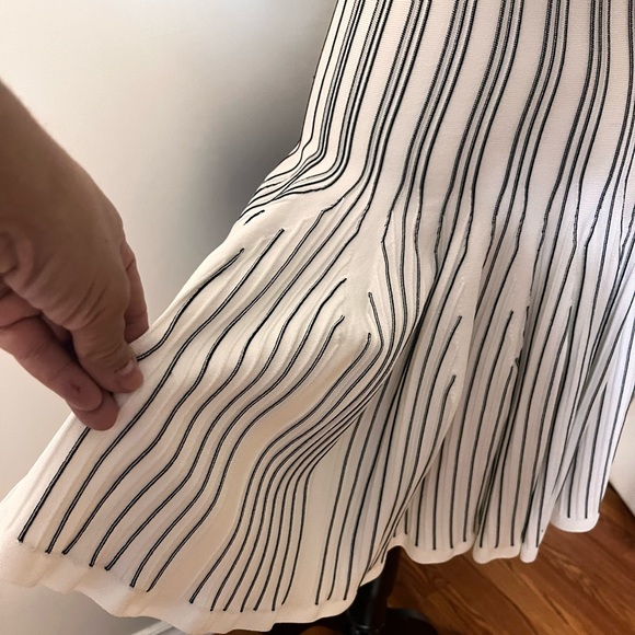 NWOT CUSHNIE ET OCHS Dress w/ Flare at the Bottom, Style Galore & Comfort Too!! - Picture 7 of 12